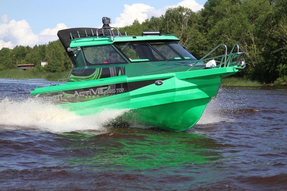 Лодки зеленого цвета. Катер Беркут Актив. Berkut Active Cabin. Зеленый катер. Салатовый катер.